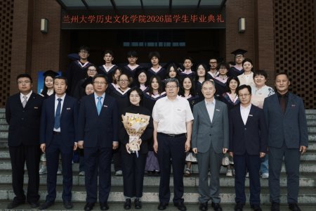 2022级/2026届民族学专业本科班毕业留影